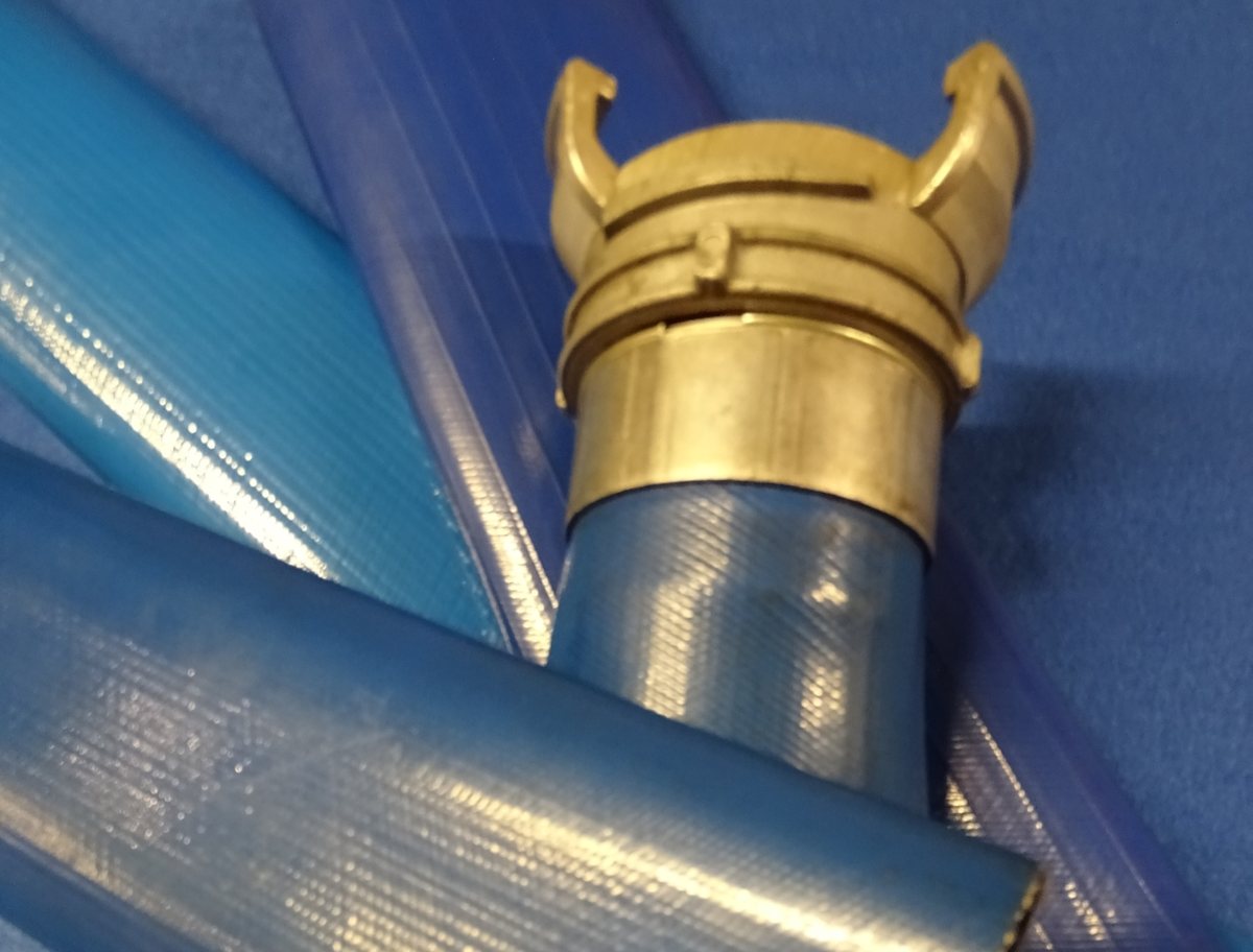 Raccord symétrique monté sur un tuyau plat de refoulement Heliflex